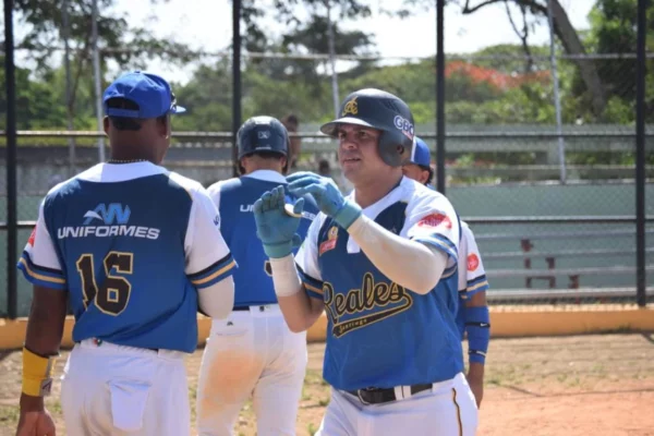 Luis González, de los Reales, felicitado despues de despachar su segundo cuadrangular de la jornada del viernes