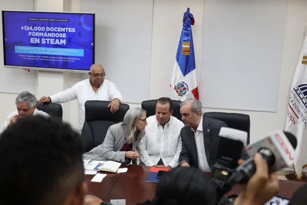 Por segunda semana consecutiva, presidente Luis Abinader y ministro de Educación, Luis Miguel de Camps, se reúnen para dar seguimiento al próximo inicio del año escolar. Guillermo Burgos.