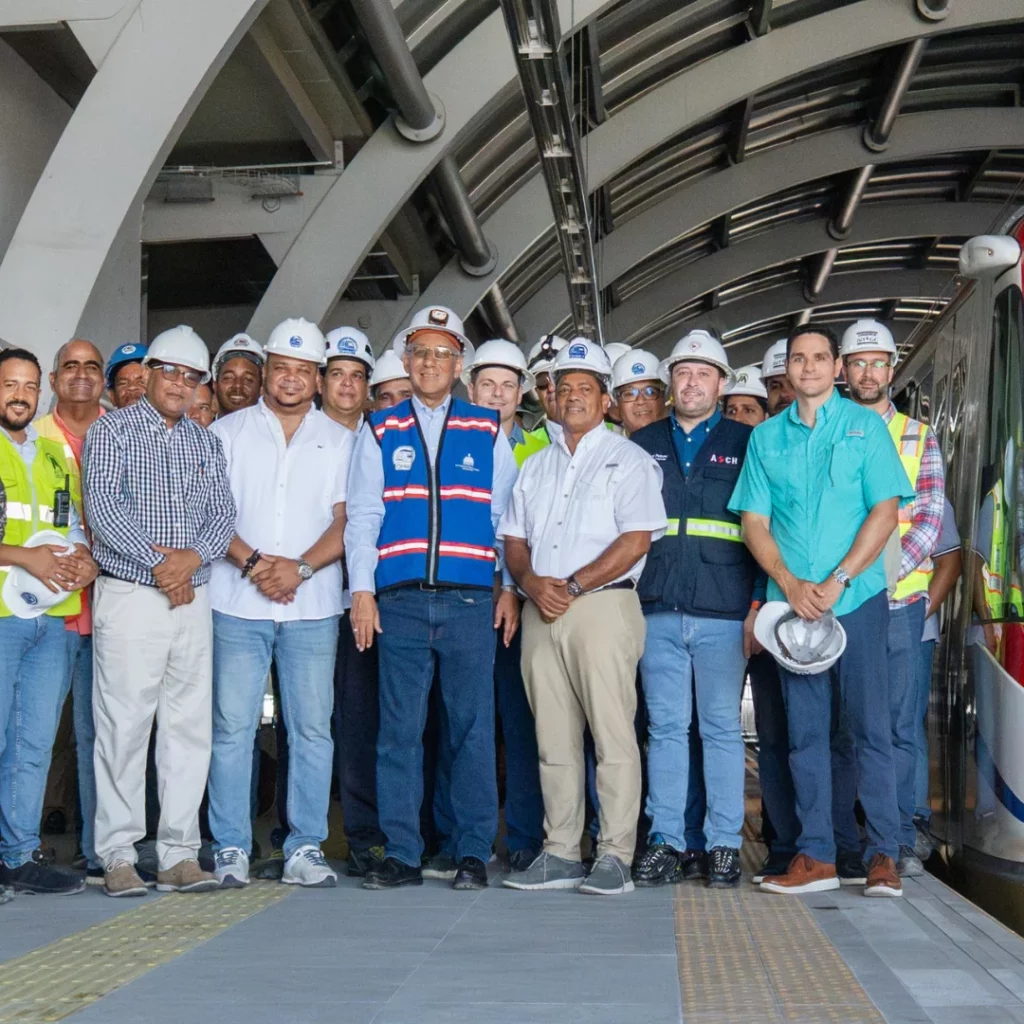 Director ejecutivo de la OPRET, ingeniero Rafael Santos Pérez junto a colaboradores.