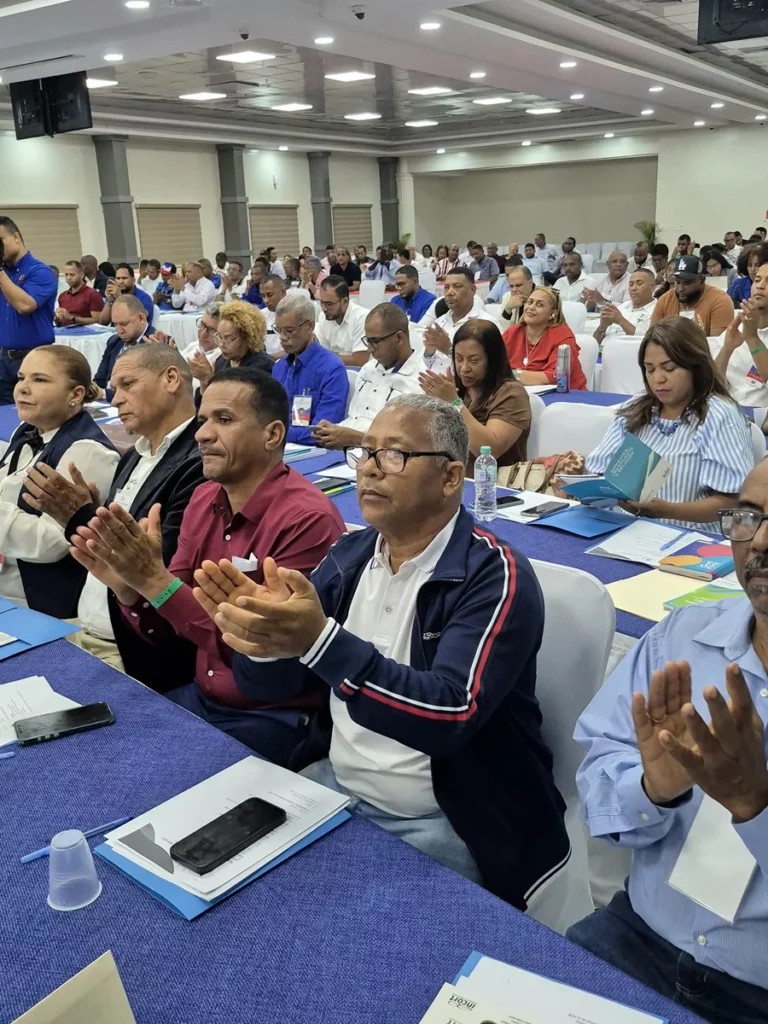 Maestros en actividad de la ADP donde se firmó convenio con el Incort.