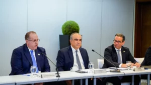 El ministro de Hacienda y Economía, Magín Díaz, junto a miembros del Consejo Nacional de la Empresa Privada (Conep).
