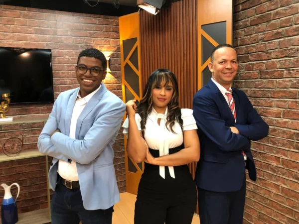 Smerling Sosa, Andrea García y Roberto Mateo, integrantes del programa Pizarra Deportiva.