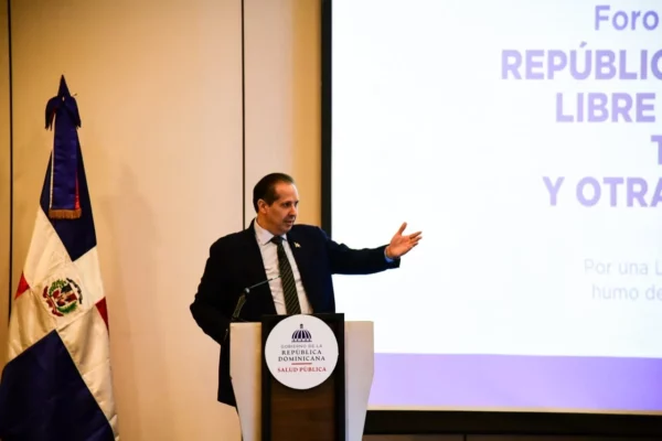 Ministro Víctor Atallah en Foro Internacional RD Libre de Humo de Tabaco, explicó que se enfocan en que nadie se vea obligado a respirar humo ajeno. Fuente externa.