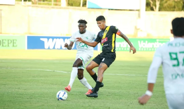 Moca FC-El capitan Richard Dabas del MOCA FC en plena accion ante Miguel Silverio de Jarabacoa (1)