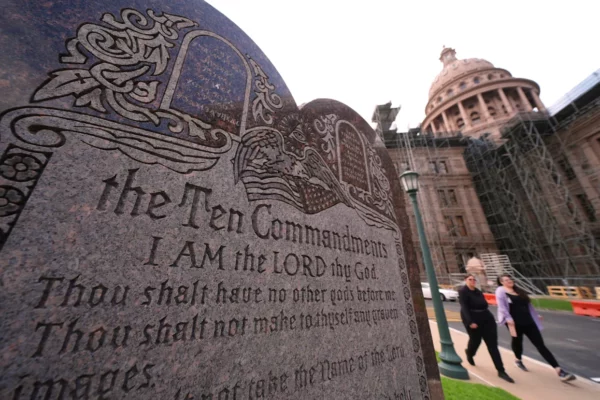 Un monumento en granito a los 10 Mandamientos en el terreno del Capitolio de Texas, el jueves 29 de mayo de 2025 en Austin, Texas