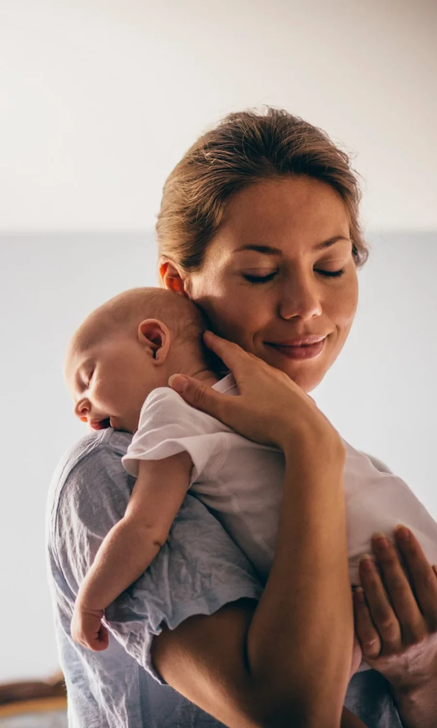 Mujer con bebé Mujer con bebé