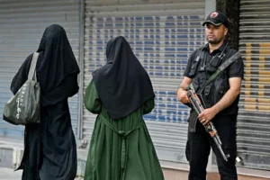 Personal de seguridad vigila una calle de Srinagar, en India, el 13 de agosto de 2025