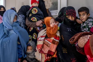 Niños y mujeres a espera de alimentos en Afganistán