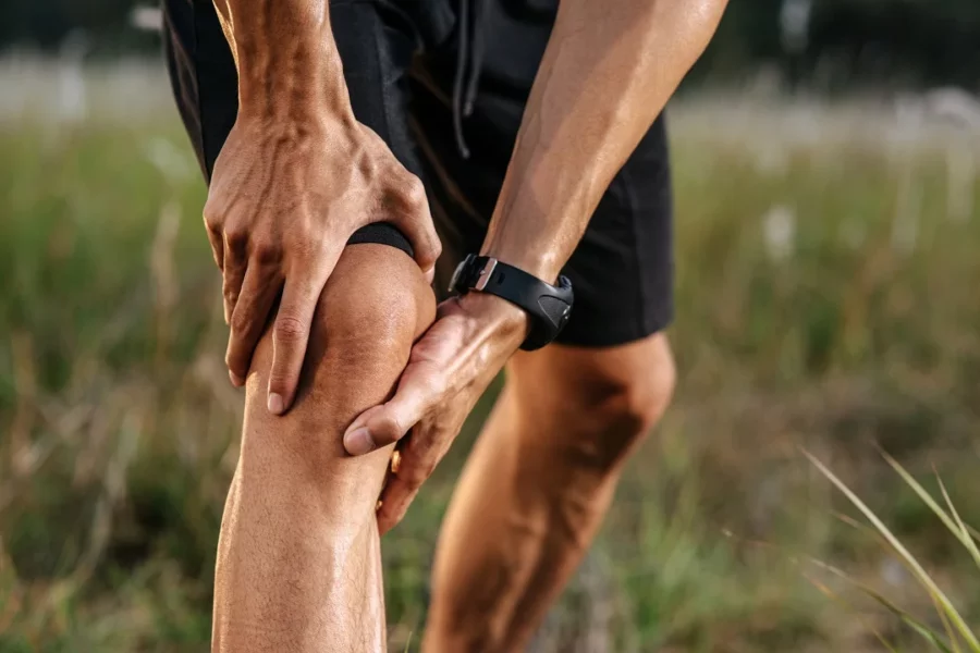 Osteoartritis provoca dolor, inflamación y limitación del movimiento.
