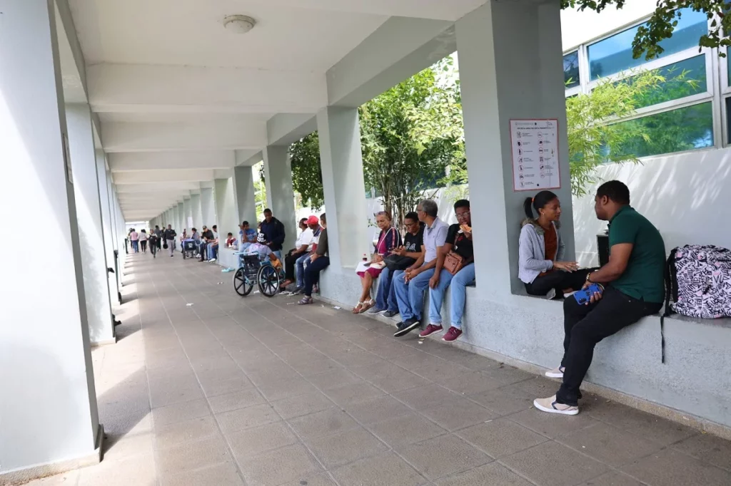 Pacientes del Incart sentados en las afueras del centro