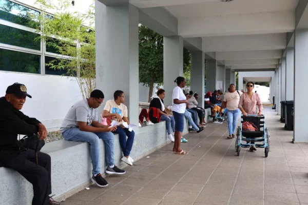 Pacientes tienen que incurrir en otros gastos para hacerse las tomografías.