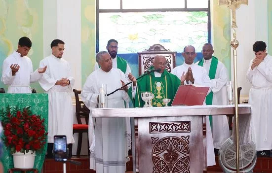 Padre Miguel Ruiz oficia su última misa como sacerdote en parroquia Santo Domingo de Guzmán, antes de asumir como nuevo obispo de Santo Domingo Este