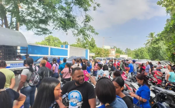 Concentración de maestros en Bonao