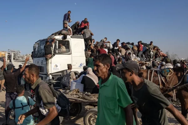 Palestinos en busca de ayuda en Gaza.