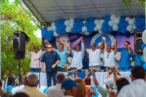 Paliza juramentando dirigente del PLD en el PRM