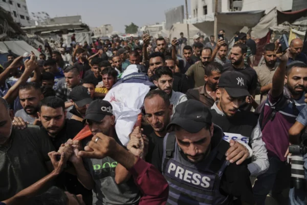 Palestinos cargan cuerpo de periodista murió en la guerra