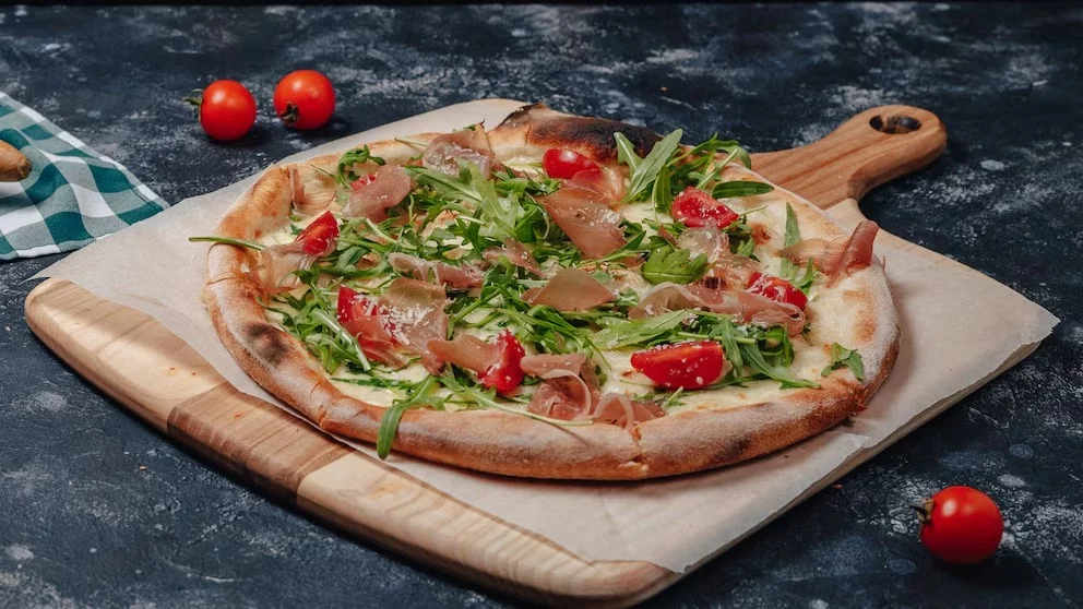 Agregar rúcula a la pizza es una forma sencilla de hacer la dieta más colorida