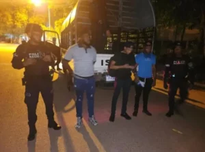Momento de la detención del periodista Edward Ramírez