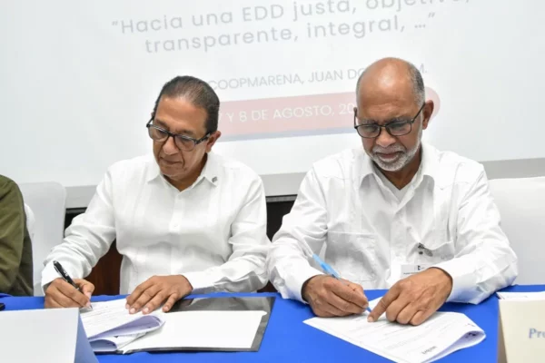 Presidente de la ADP, Eduardo Hidalgo y director del Incort, José Juan Castillos Almonte firman convenio para concienciar a docentes sobre donaicón de órganos