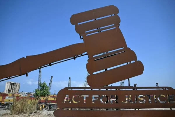 Una instalación representando el martillo de la justicia, cerca del puerto de Beirut el 1 de agosto de 2025