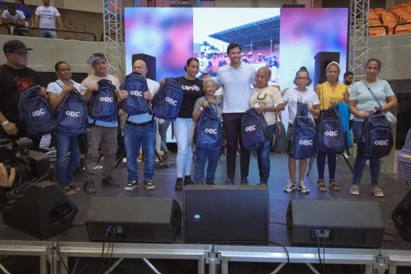 Raymond Rodríguez entrega útiles escolares