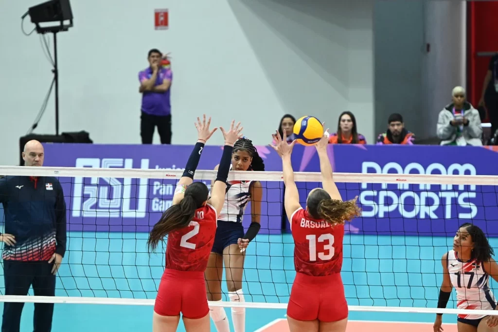 Katielle Alonzo (7) ejecuta una ofensiva ante Florencia Giglio (2) y Esperanza Bazualto (13), de Chile.