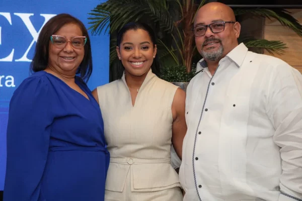 Stephany Rosario junto a sus padres Wanda Zarzuela y Ernesto Rosario