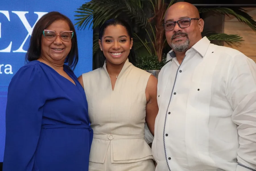 Stephany Rosario junto a sus padres Wanda Zarzuela y Ernesto Rosario Stephany Rosario junto a sus padres Wanda Zarzuela y Ernesto Rosario