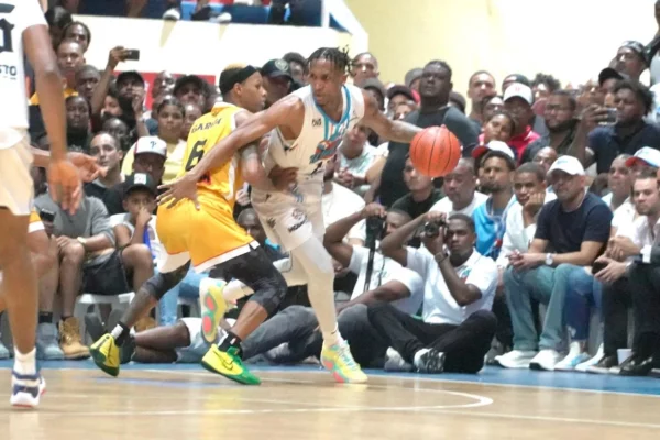 TIITANES-JASSEL PÉREZ (10), TITANES_ OLIVER GARCÍA (6), METROS