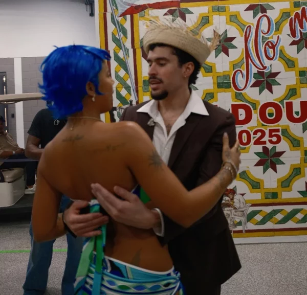 Tokischa y Bad Bunny se dan un abrazo cálido