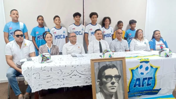 Torneo-Parte de los niños del equipo de MOCA A, posan junto a los miembros de la Mesa Principal. (1)