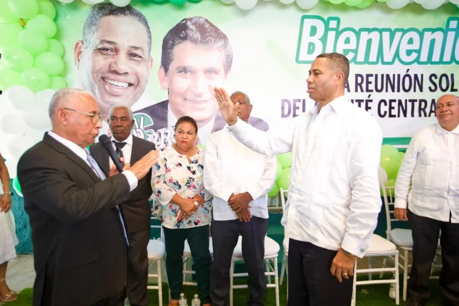 Trajano Santana siendo juramentado