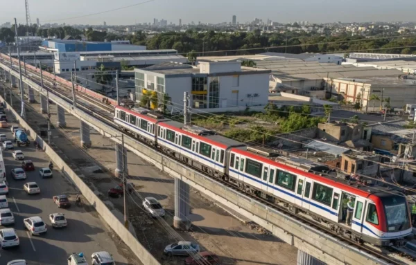 Metro de Santo Domingo en una estación elevada