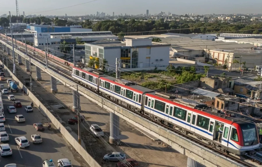 Tren del metro en las vías
