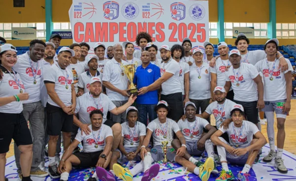 Trenes-José -Maíta- Mercedes, comisionado de la LND U22, entrega la Copa INAPA a José Gil, de los Trenes del Este, y al dirigente Ramón Ruiz