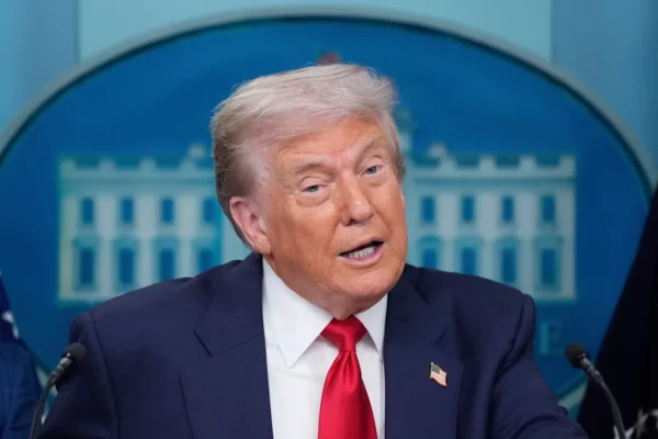 El presidente Donald Trump habla con reporteros en la sala de prensa James Brady de la Casa Blanca, el lunes 11 de agosto de 2025, en Washington.