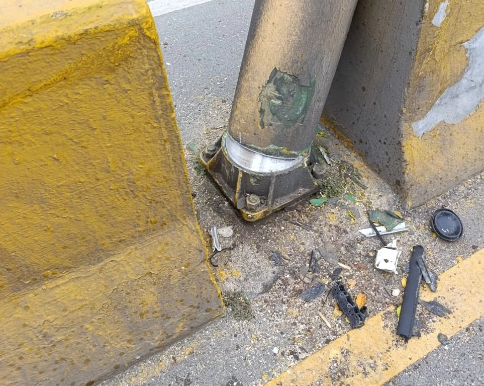 Poste de luz cayó en Las Américas y ha causado retrasos en el tránsito. 