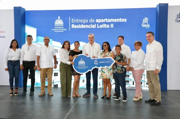 El presidente Luis Abinader entrega apartamentos