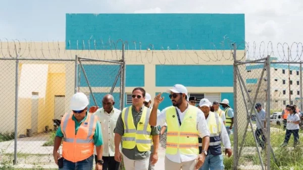 El ministro de Viviendas, Carlos Bonilla, durante una visita a la cárcel Las Parras