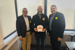 Luis Taveras (izquierda y Juan José Guzmán (derecha) junto a Rusking Pimentel, senior advisor del congresista Adriano Espaillat.