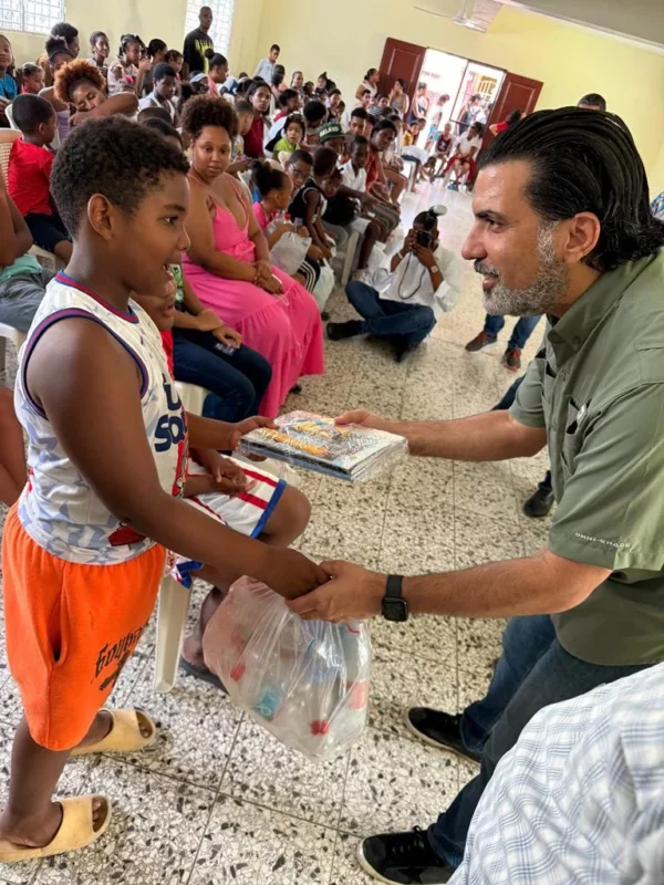 entrega de utiles escolares-juan jose rojas