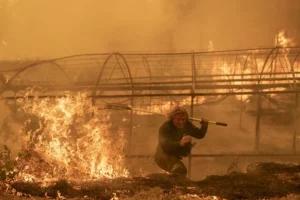 Un guarda forestal trabaja en labores de extinción del incendio forestal de Carballeda de Avia (Ourense) este domingo