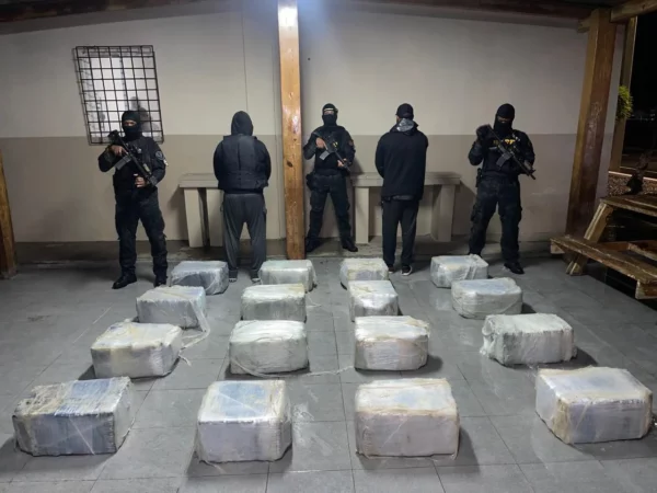 gramos de drogas y un fusil