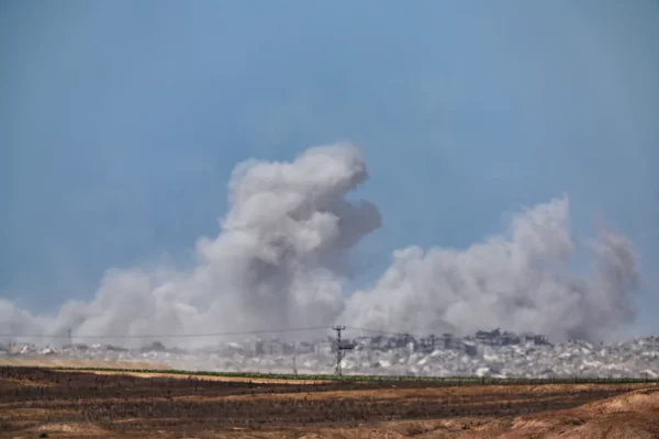 Humo por fuego israelí en Gaza.