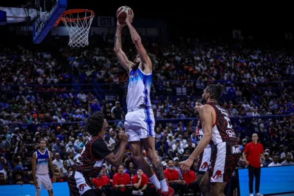 JaVale McGee, refuerzo de los Vaqueros, ataca el canasto frente a Jordan Murphy, de los Leones de Ponce.
