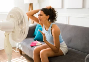 Mujer joven con calor