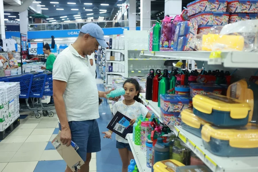 padres comprando útiles