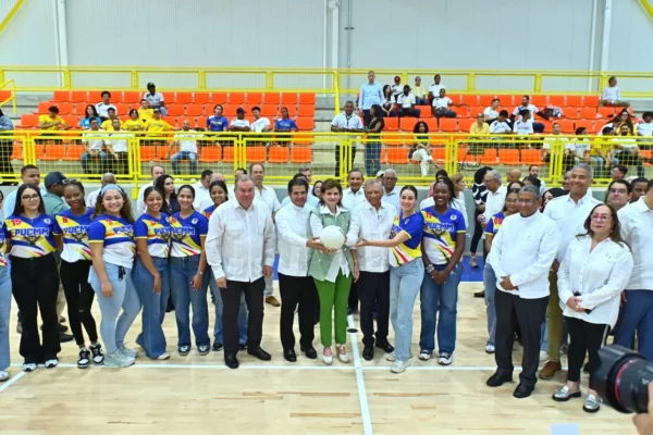 La vicepresidente de la República, Raquel Peña; el presidente ejecutivo de Banreservas, doctor Leonardo Aguilera; el rector de PUCMM, Secilio Espinal; realizan el saque de honor junto al equipo de voleibol de la academia.