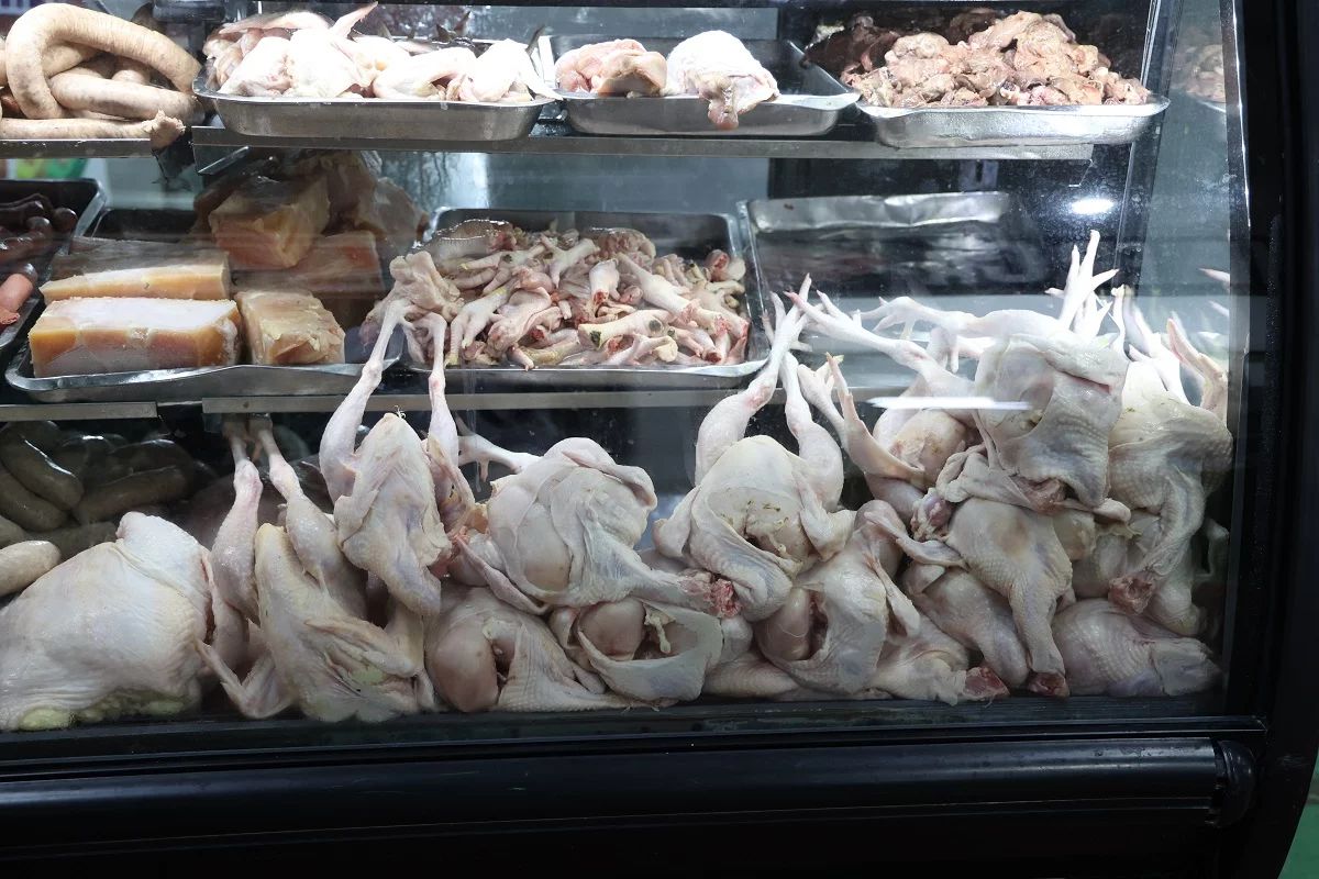 Pollo no debe venderse por encima de RD$70 la libra, advierten comerciantes