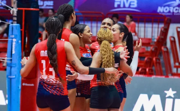 Las dominicanas celebran la victoria esta madrugada ante Trinidad y Tobago.